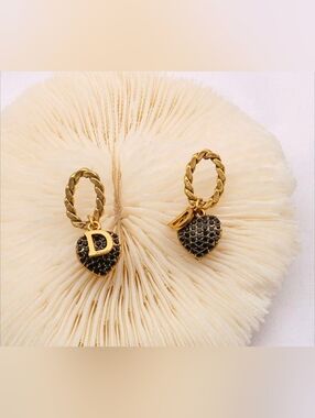 Fashion Jewelry Gold Twisted Hoop Earrings with Black Heart Charms